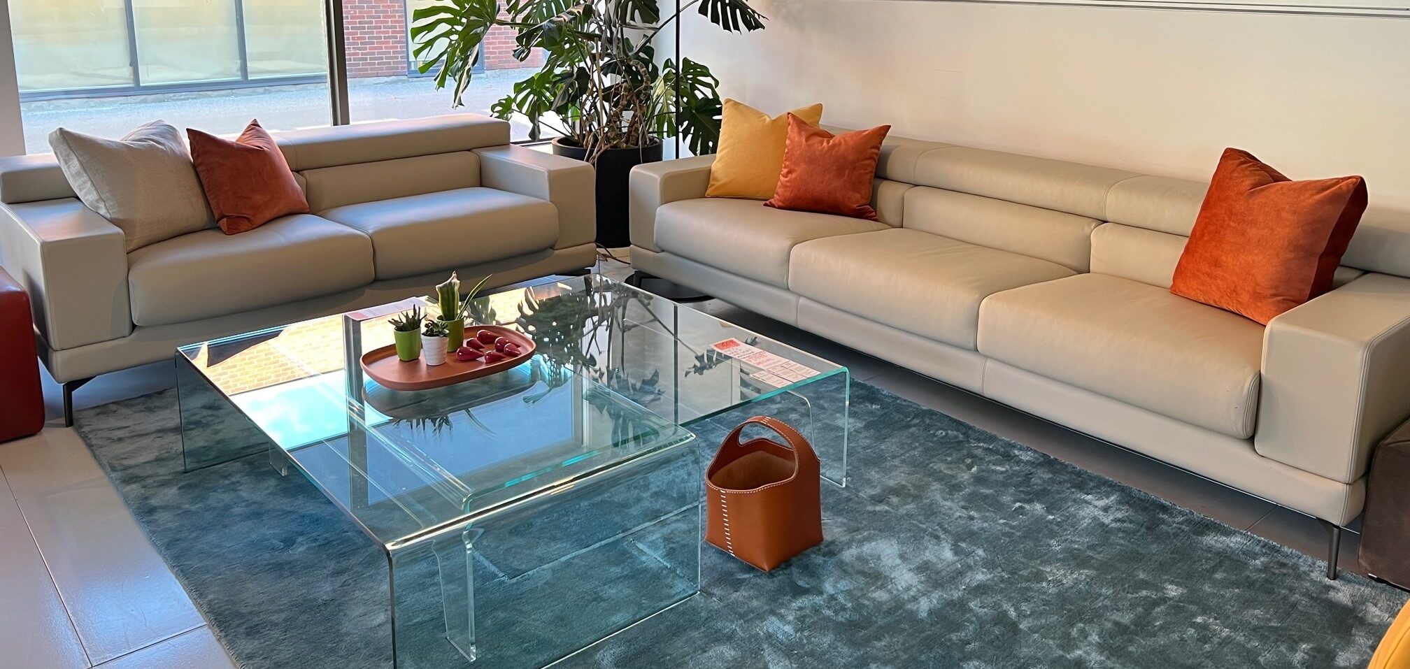 unos sofa and loveseat